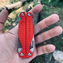 Мультитул LEATHERMAN CHARGE PLUS G10 КРАСНЫЙ 832778 с нейлоновым чехлом